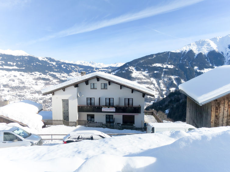 "Mittagspitze (TCH200)", huis 12-kamers 400 m2 op 3 verdiepingen. Eenvoudig ingericht: groot woon-/eetkamer met Sat-TV. Uitgang naar het terras. Keuken (8-pits kookplaat, oven, afwasmachine, waterkoke..