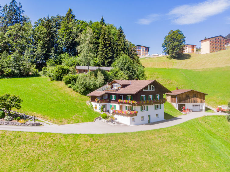 2-Zimmer-Wohnung 55 m2, im Erdgeschoss. Eingang. Wohnzimmer mit Sat-TV (Flachbildschirm). 1 Doppelzimmer. Offene Küche (Backofen, Geschirrspüler, 4 Glaskeramikherd Platten) mit Essecke und Radio. Du..