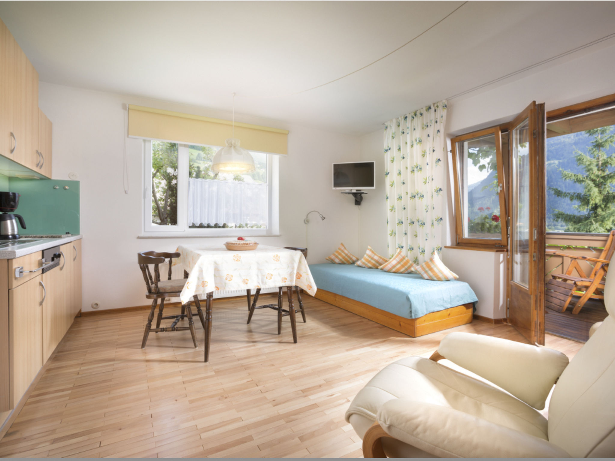 Romantisches Chalet in den Bergen — Living Room (5 of 10)