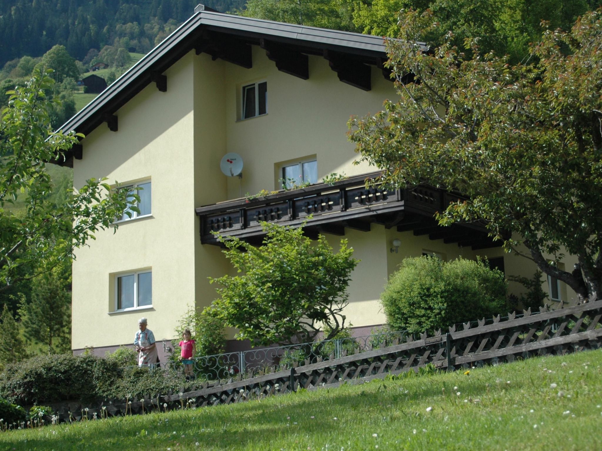 The holiday apartment is at the entrance to Silbertal, on the sunny side, about a kilometre from the centre.Holiday apartment with a balcony and a garden, in mountainous surroundings and near the cent..