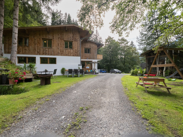 "Alpenchalet Silbertal", 10-room house 350 m2. Rustic and wooden furniture furnishings: large living/dining room with bar, flat screen and DVD. 1 room with 2 x 2 bunk beds, hand-basin and shower/WC. 1..