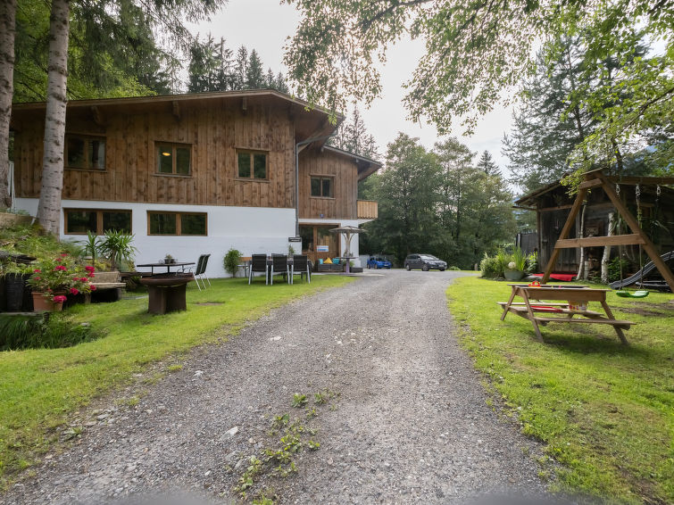 "Alpenchalet Silbertal", 10-Zimmer-Haus 350 m2. Rustikal und mit viel Holz eingerichtet: grosses Wohn-/Esszimmer mit Bar, Flachbildschirm und DVD. 1 Zimmer mit 2 x 2 Etagenbetten, Waschbecken und Dusc..