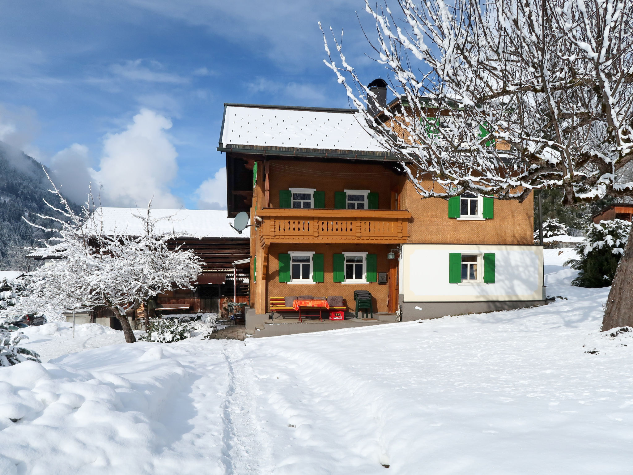 "Haus Hermann", 9-room house 240 m2 on 2 levels. Cosy and wooden furniture furnishings: large living/dining room with tiled stove. Small living room with satellite TV. 1 room with 2 beds. Kitchen (ove..