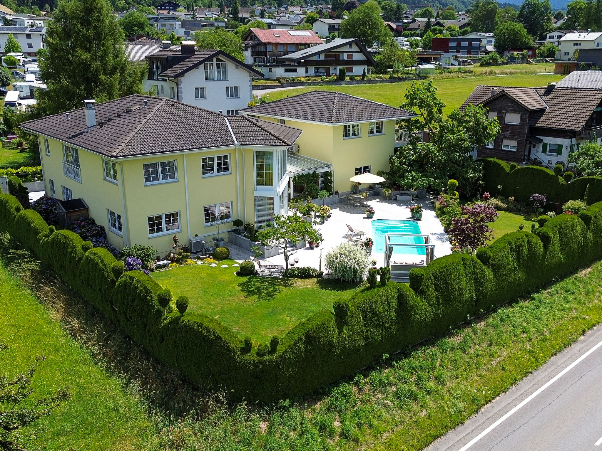 8-Zimmer-Villa 348 m2 auf 2 Stockwerken. Objekt geeignet für 14 Erwachsene. Komfortabel und geschmackvoll eingerichtet: Eingang. Wohn-/Esszimmer mit Esstisch und TV (Flachbildschirm). Ausgang zur Ter..