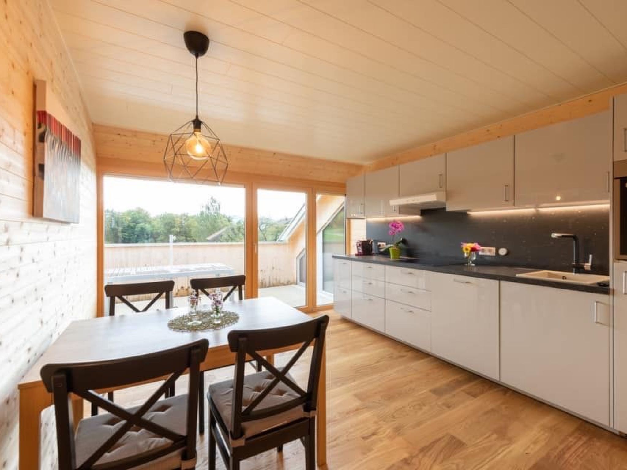 Ruhig mit einem herrlichen Blick auf die Berge.