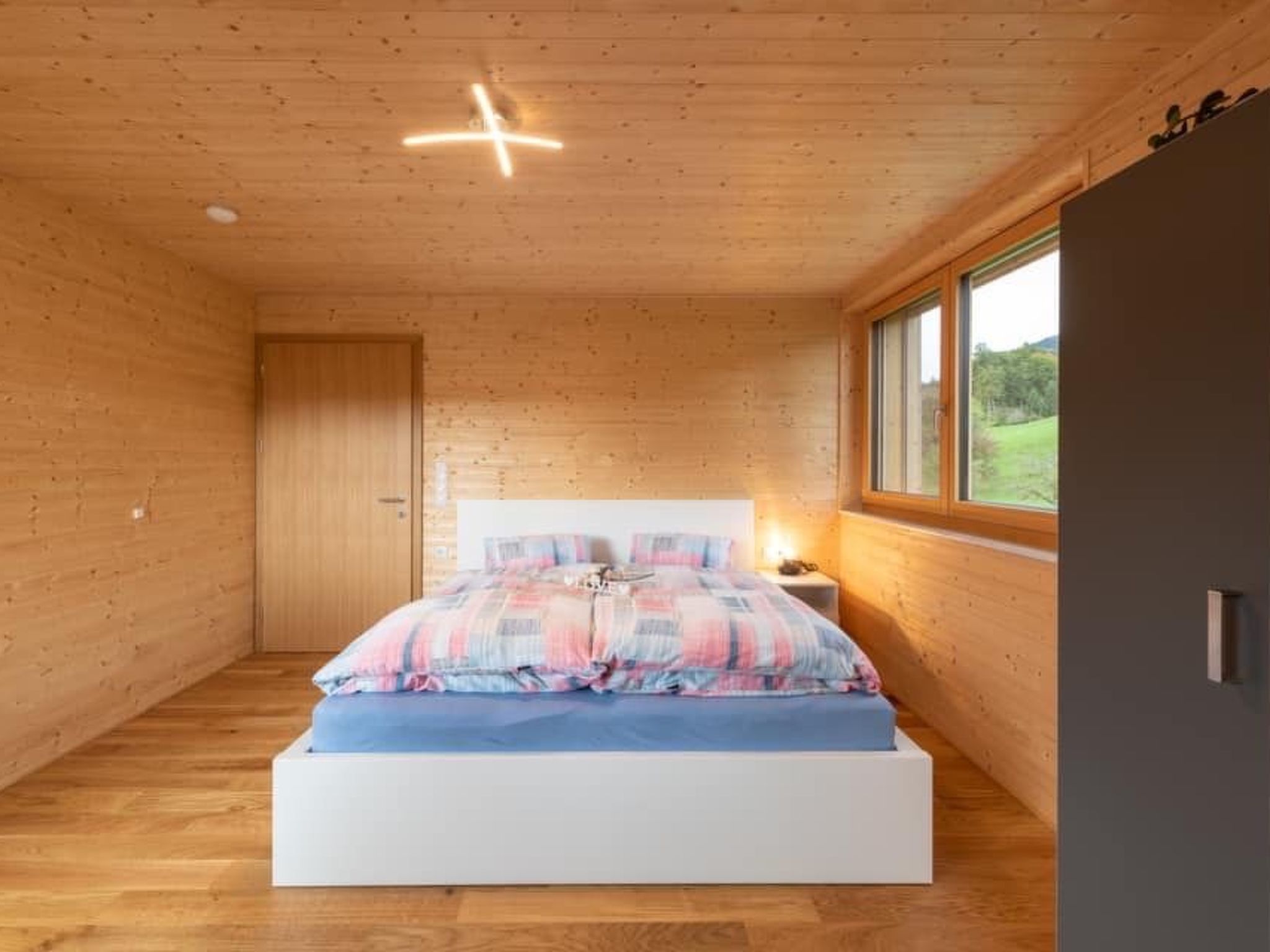 Ruhig mit einem herrlichen Blick auf die Berge.