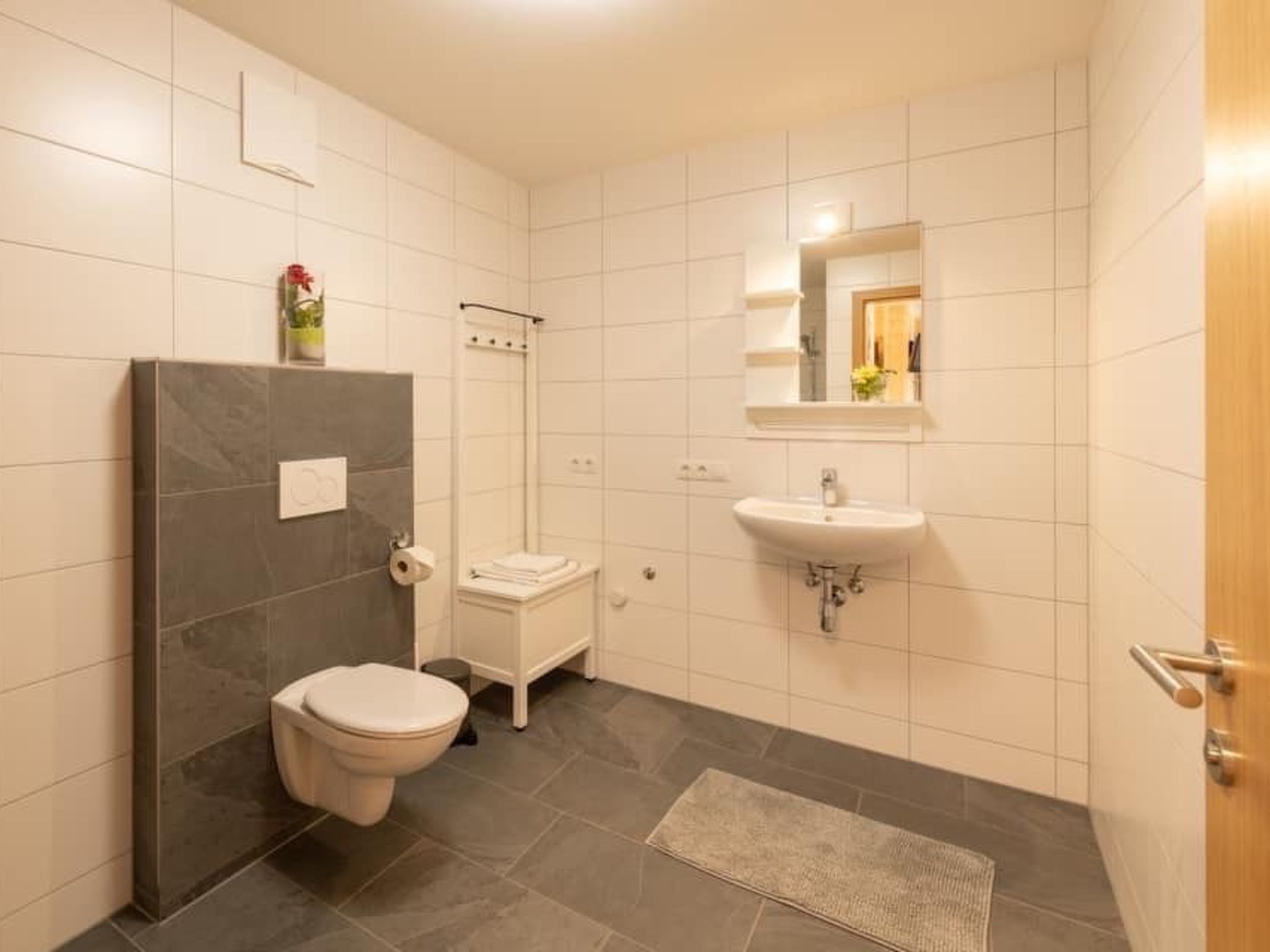 Ruhig mit einem herrlichen Blick auf die Berge.-Image-tags.info