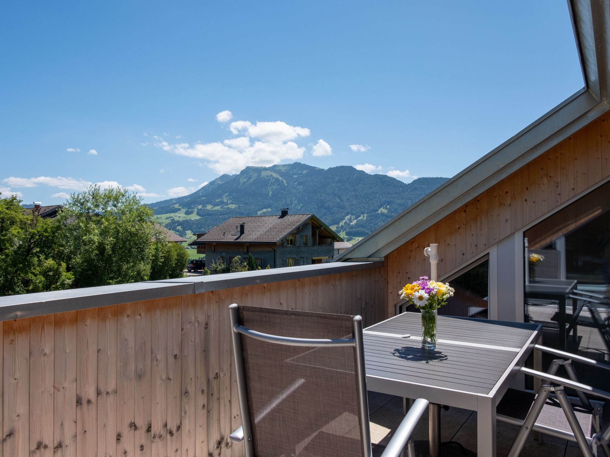 Ruhig mit einem herrlichen Blick auf die Berge.-Image-tags.info