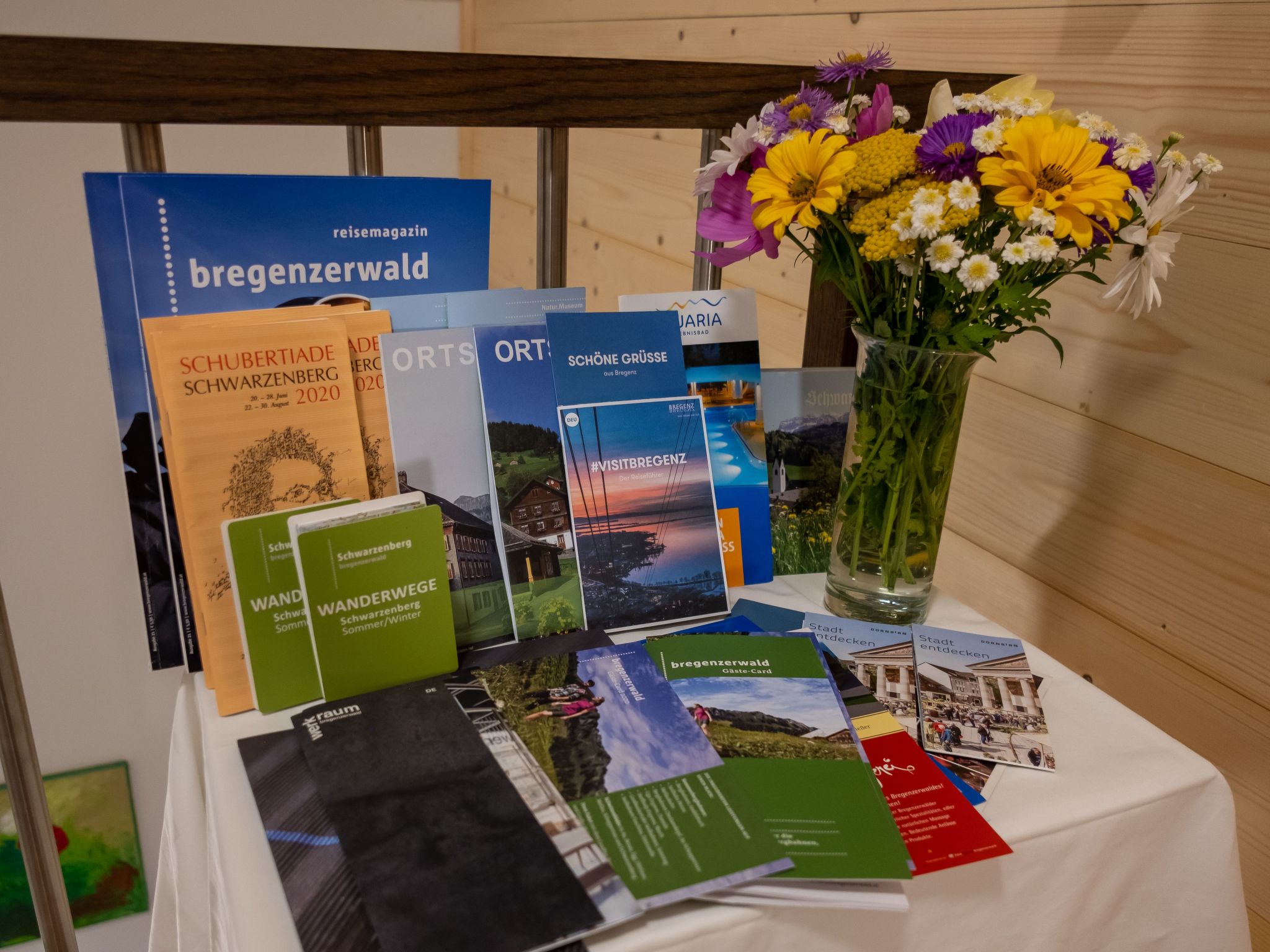 Ruhig mit einem herrlichen Blick auf die Berge.-Image-tags.info