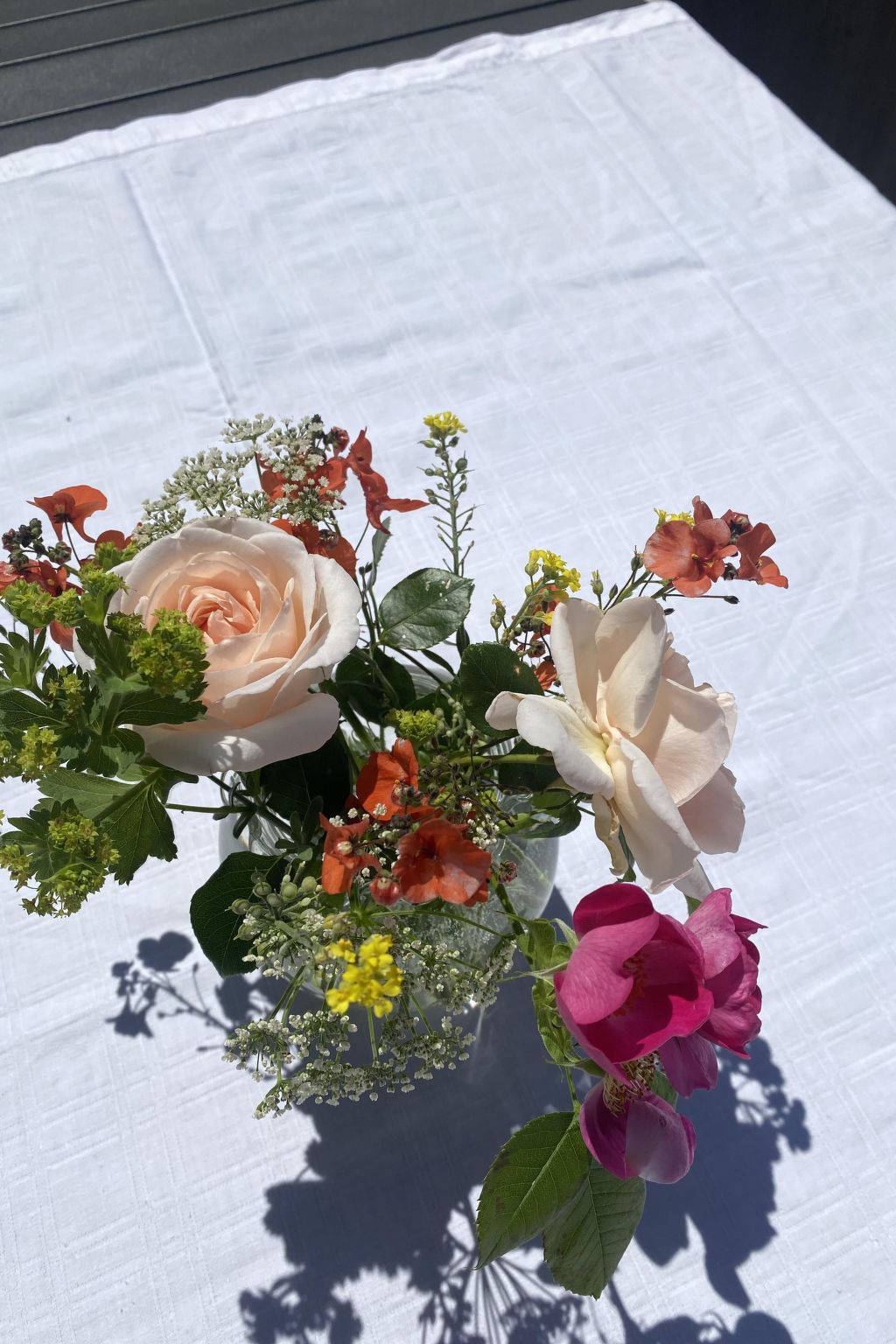 Ruhig mit einem herrlichen Blick auf die Berge.-Image-tags.info