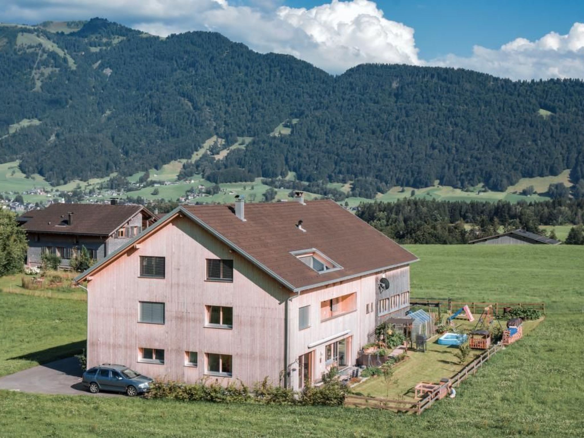 Ruhig mit einem herrlichen Blick auf die Berge.-Image-tags.info