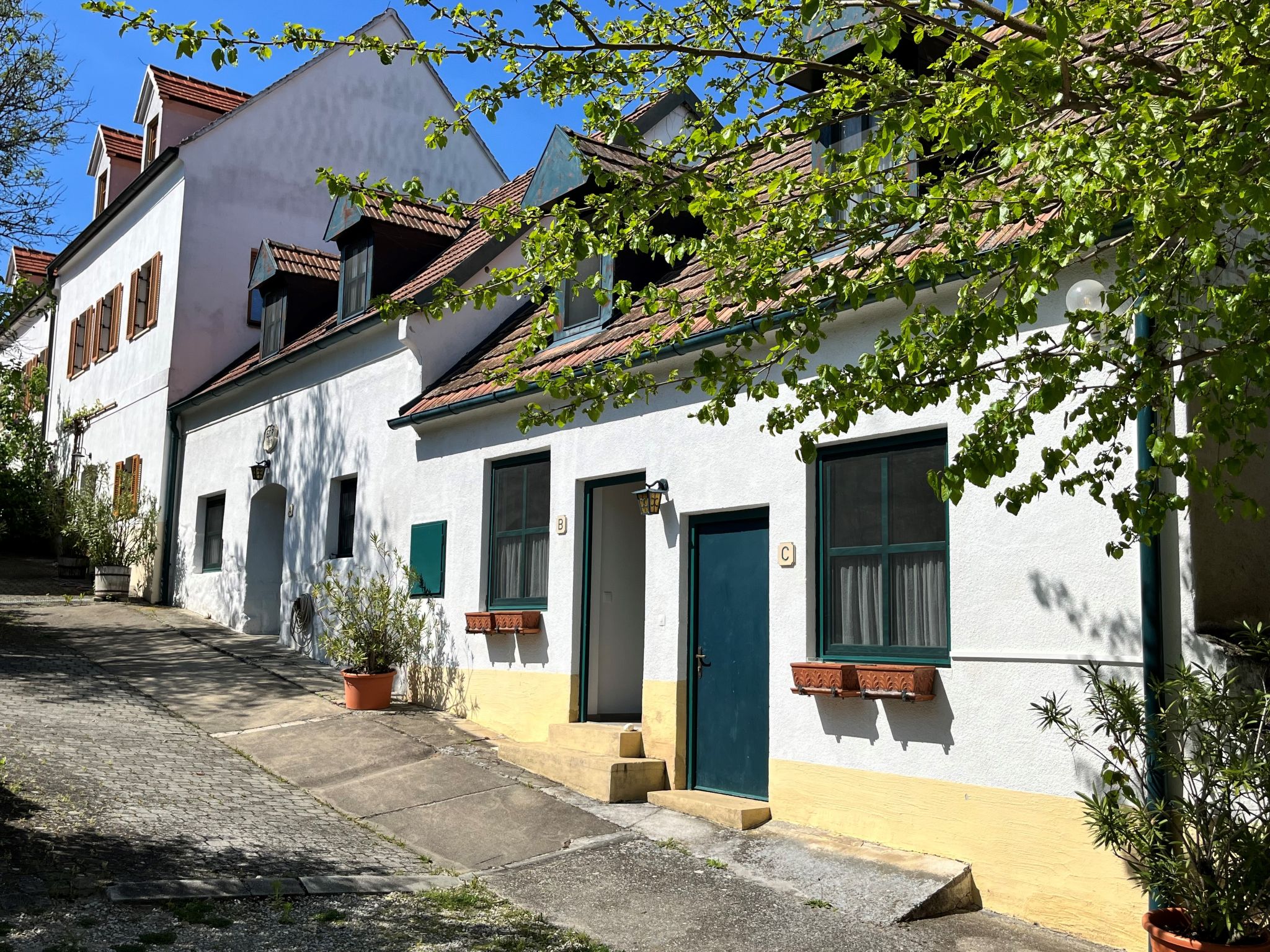 "Hofgasse (MOE111)", appartement 2-kamers 40 m2 op 2 verdiepingen. Gedeeltelijk afgeschuinde daken, stijlvol en gezellig ingericht: woon-/eetkamer met eethoek en Kabel-TV (Flatscreen TV). Kookhoek (2-..