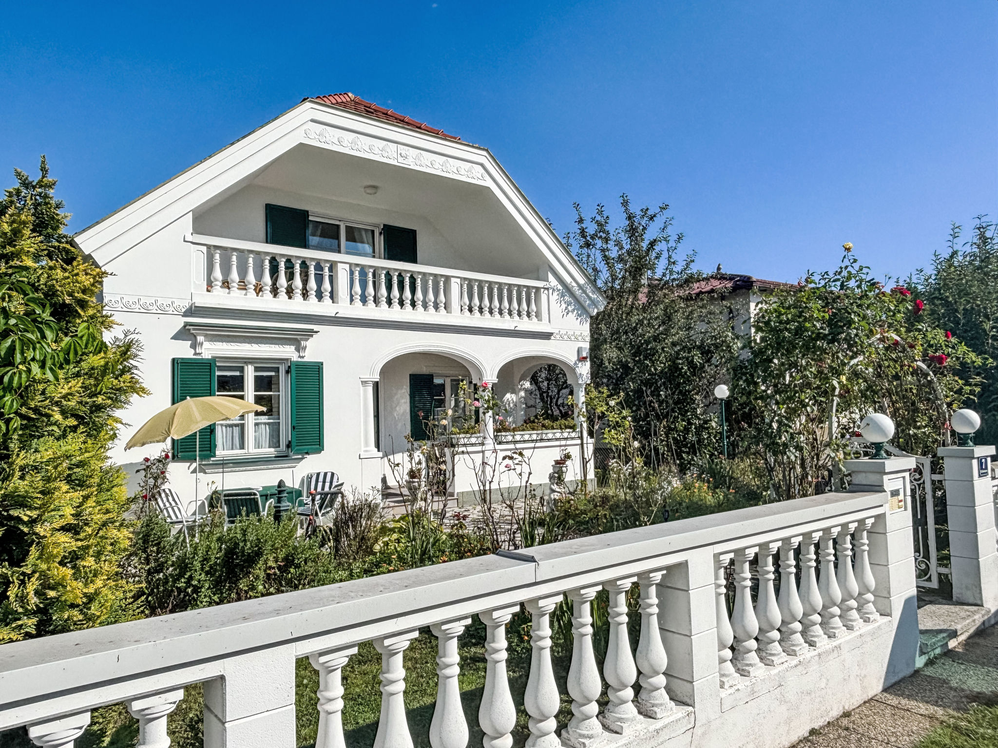 Großmutters Ferienhaus-Buiten