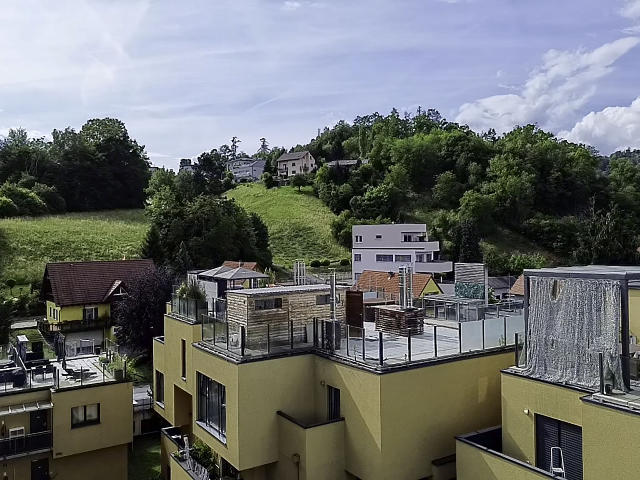 The Penthouse 5 - Buiten