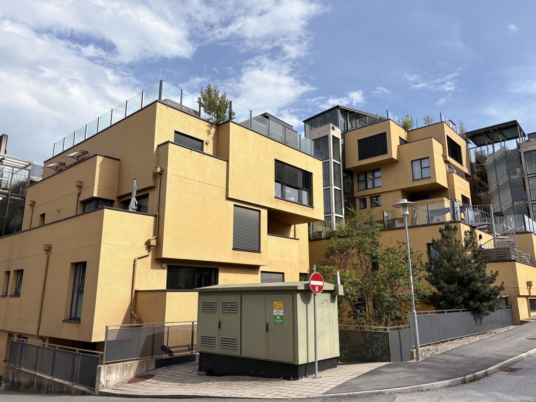 The Penthouse 5 - Buiten