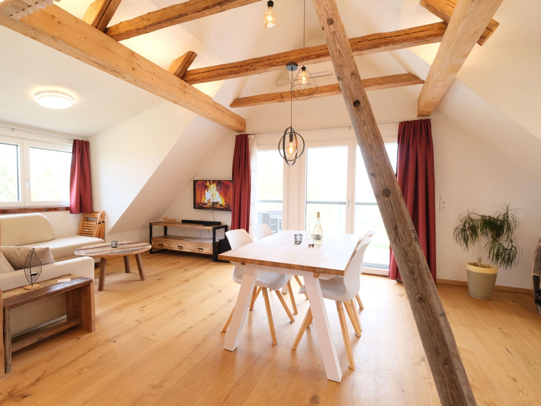 The Apollo flat is one of our 5 flats on a revitalised farm on a hill, the Trausdorfberg. In this oasis of well-being, you can recharge your batteries in 100-year-old buildings - away from the hustle ..
