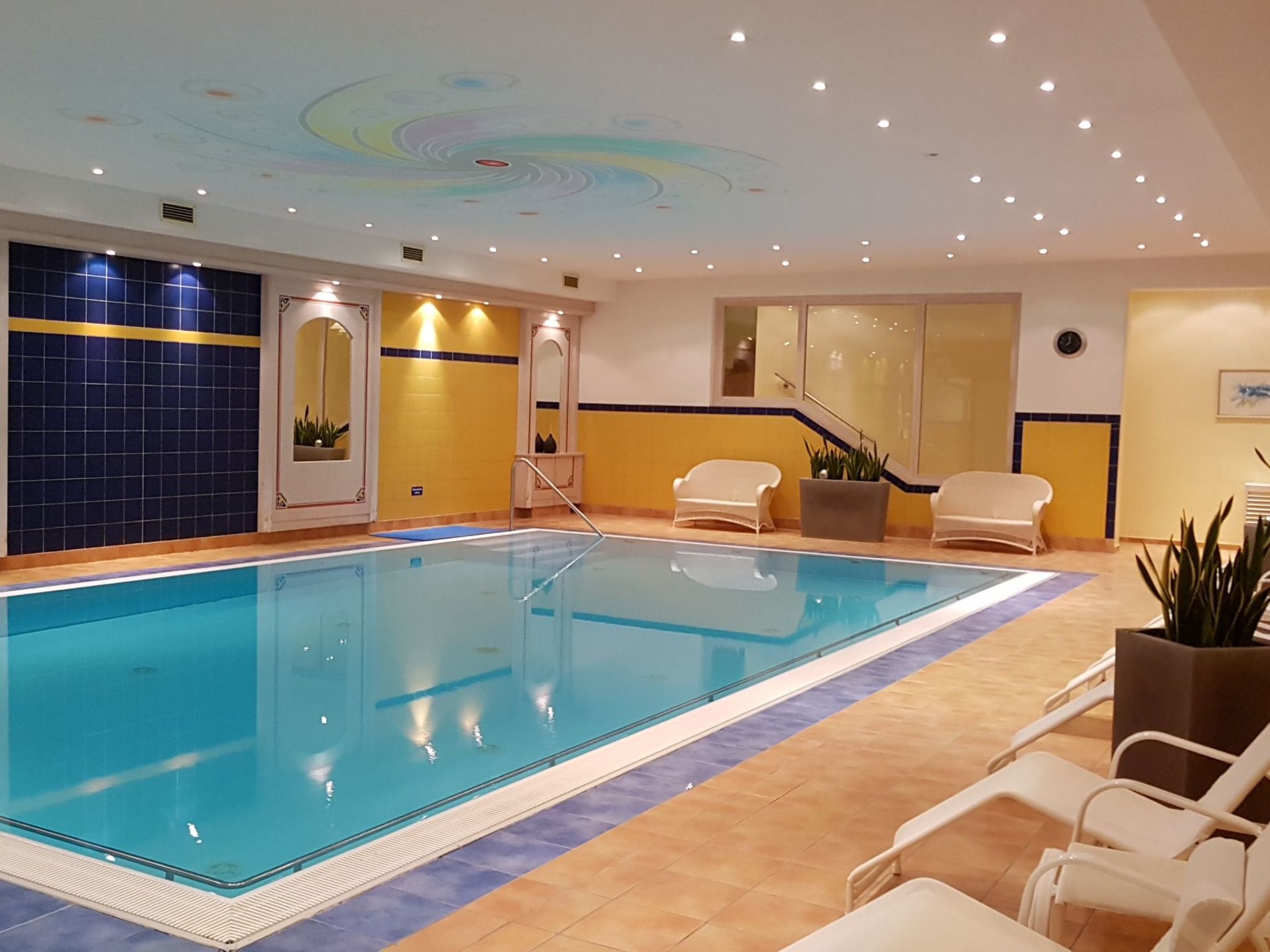 Mit Gemeinschaftspool und Terrasse-Drinnen