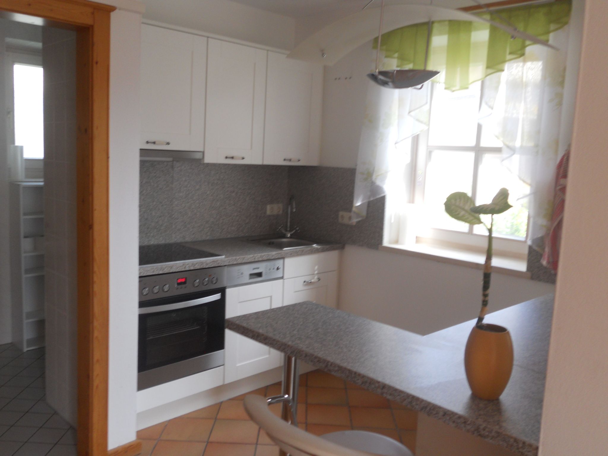 Mit Gemeinschaftspool und Terrasse-Drinnen