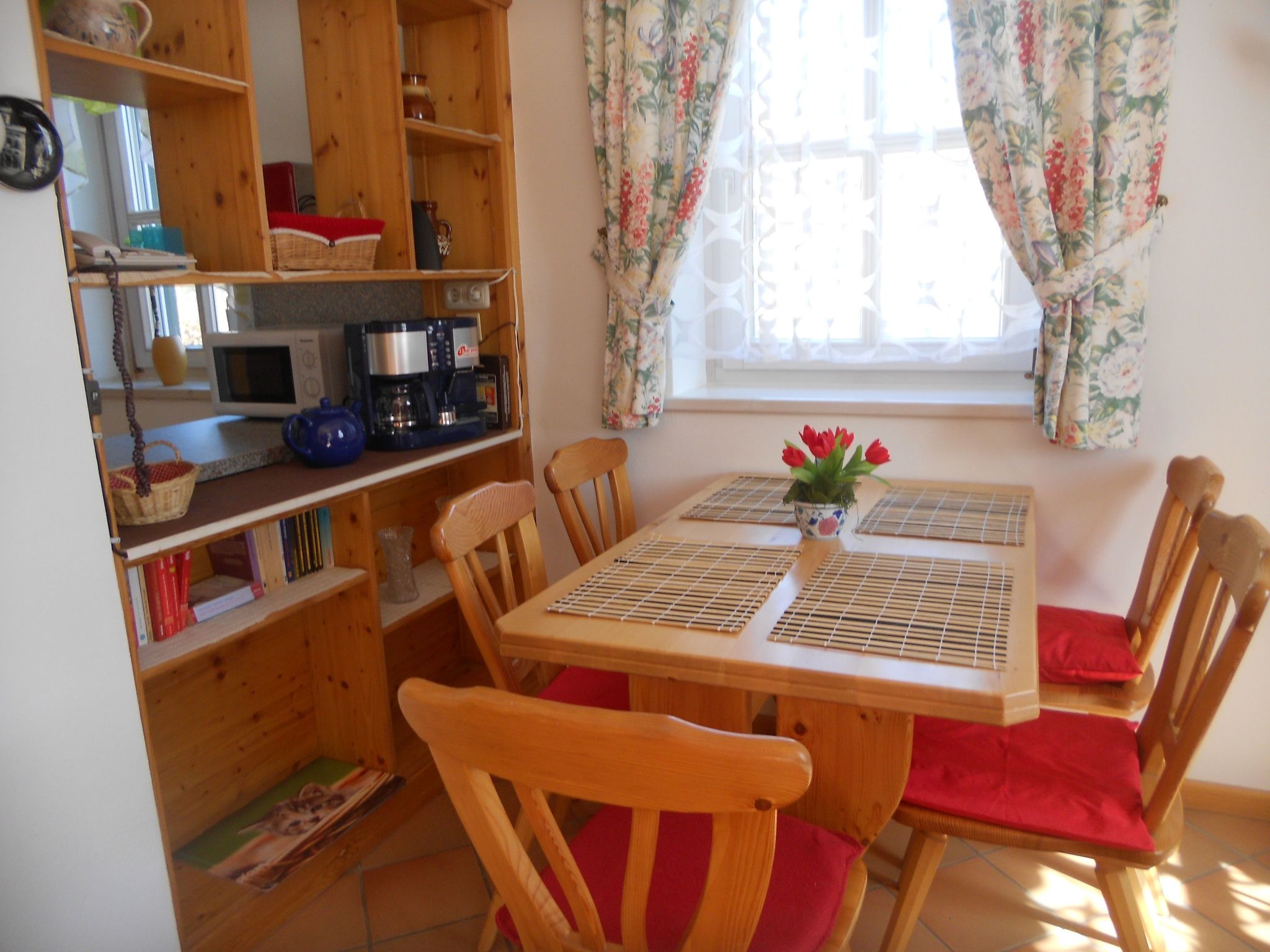 Mit Gemeinschaftspool und Terrasse-Drinnen