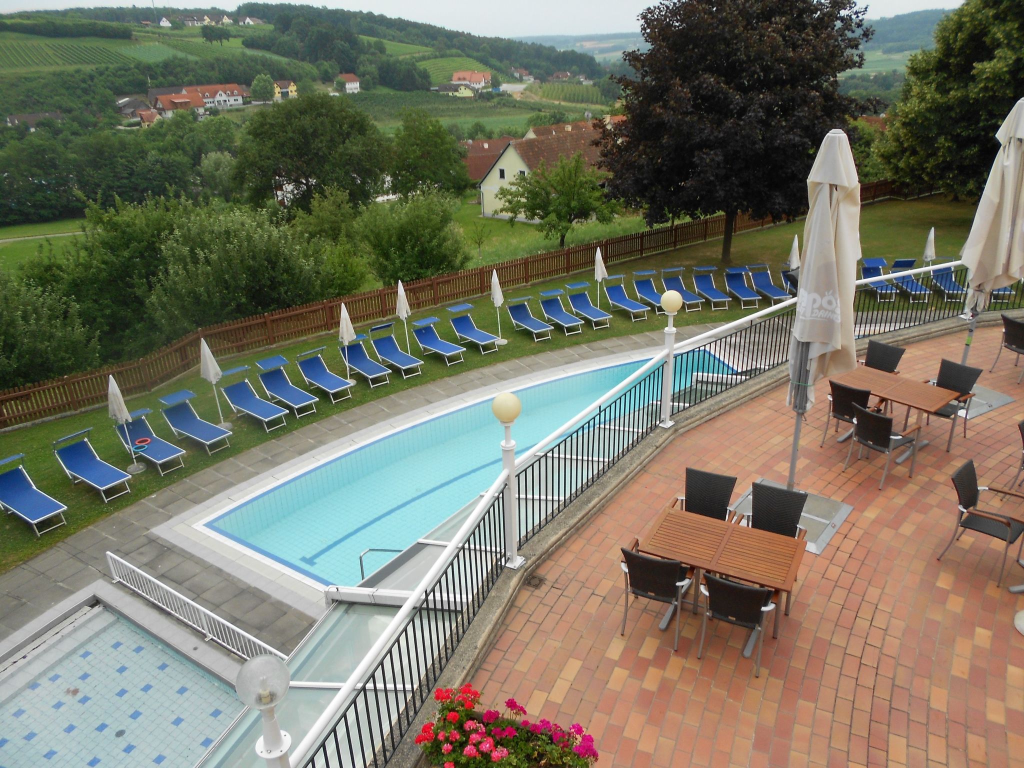 Mit Gemeinschaftspool und Terrasse-Drinnen