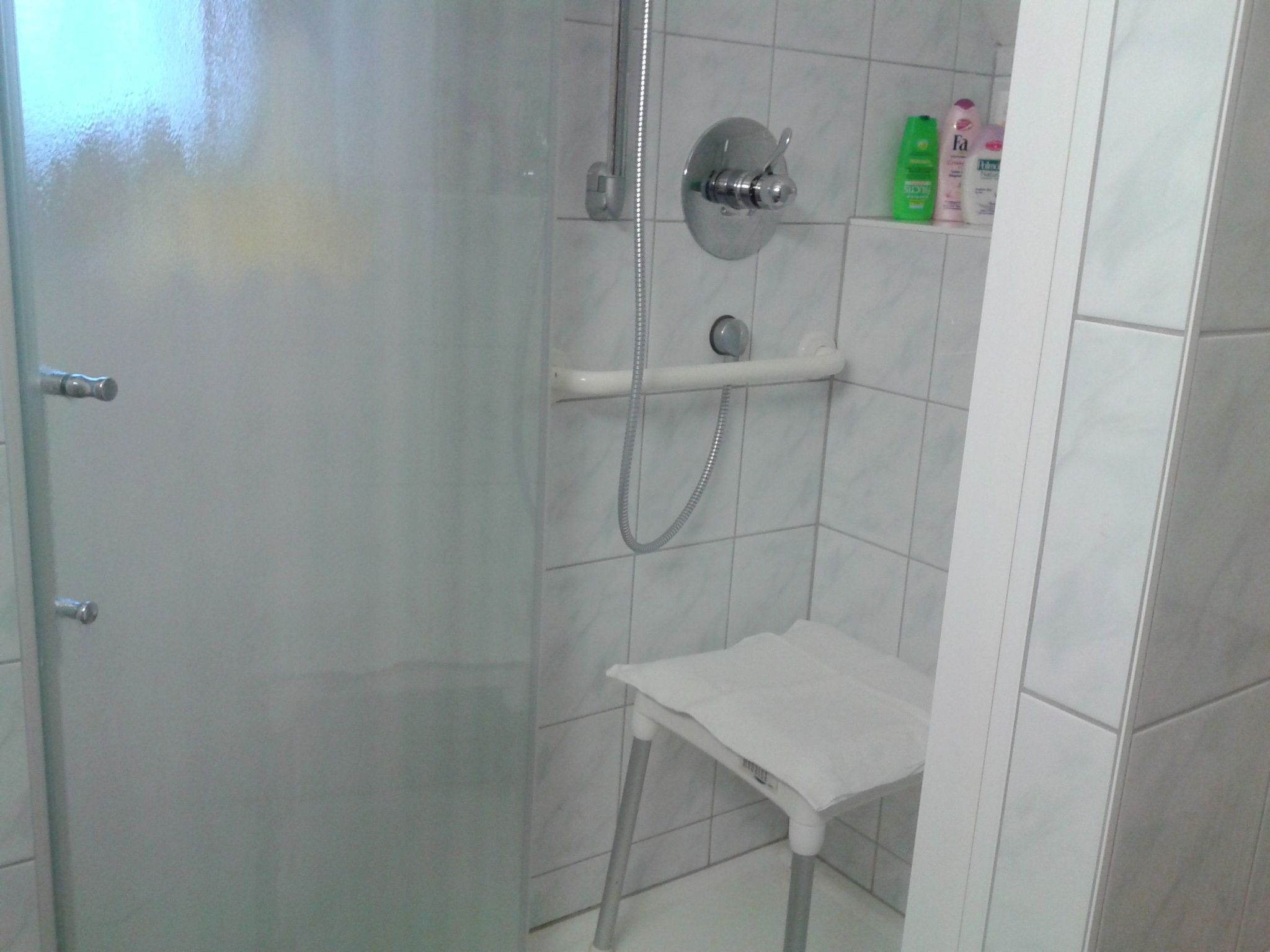 Mit Gemeinschaftspool und Terrasse-Drinnen