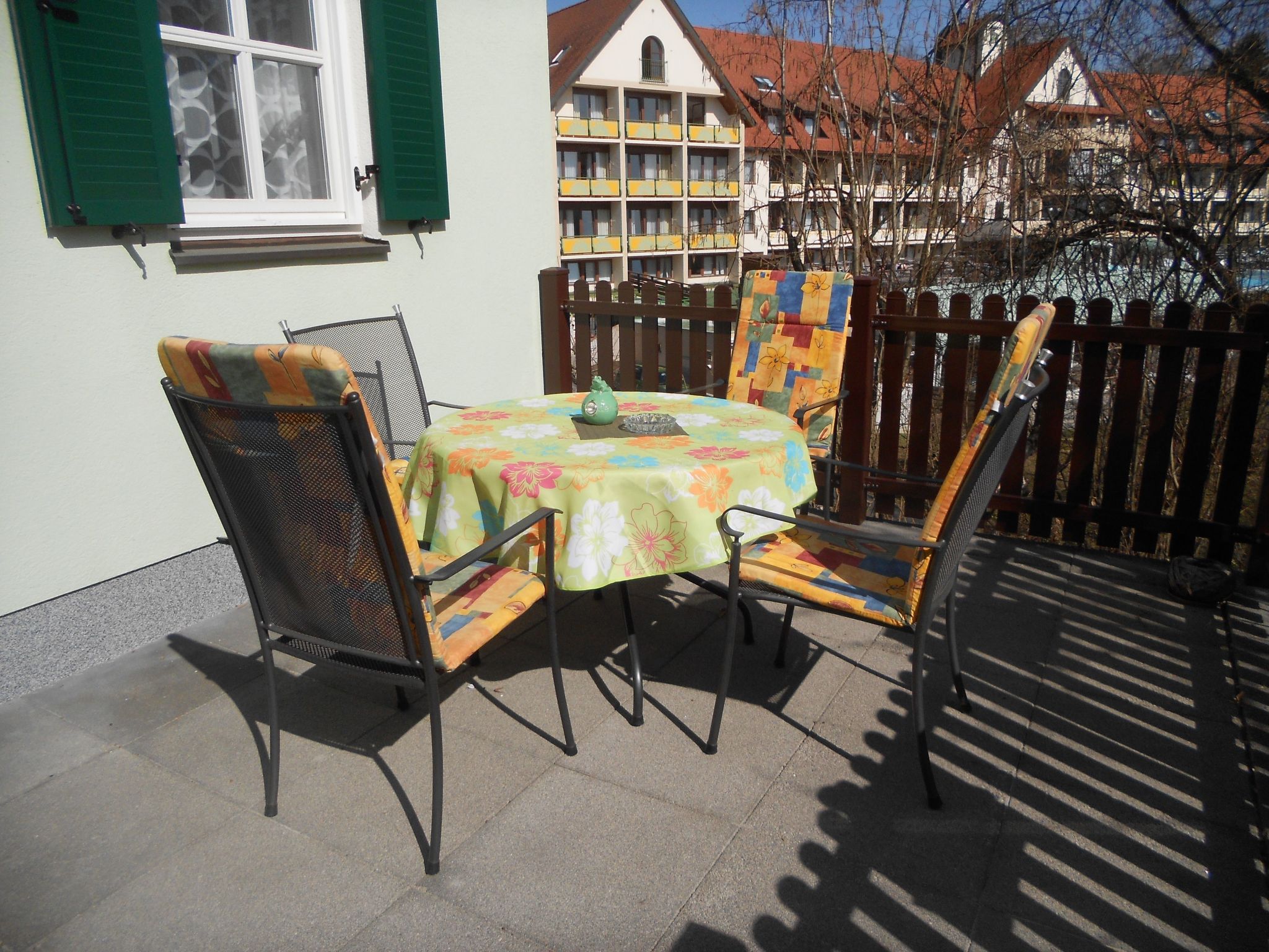 Mit Gemeinschaftspool und Terrasse-Drinnen