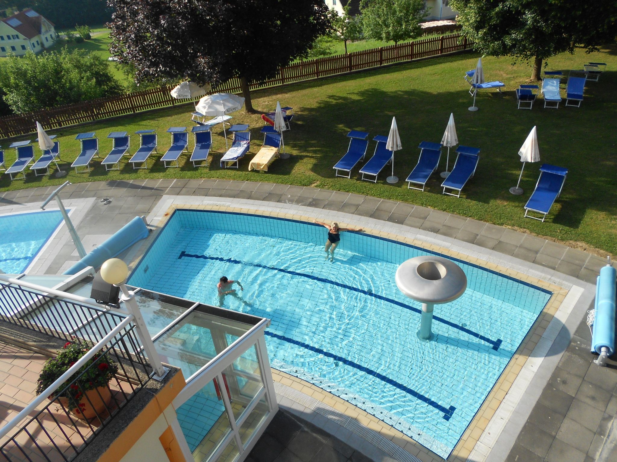 Mit Gemeinschaftspool und Terrasse-Drinnen