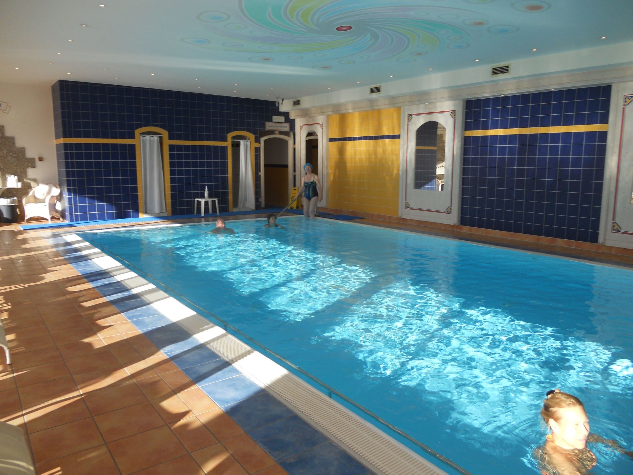 Mit Gemeinschaftspool und Terrasse-Drinnen