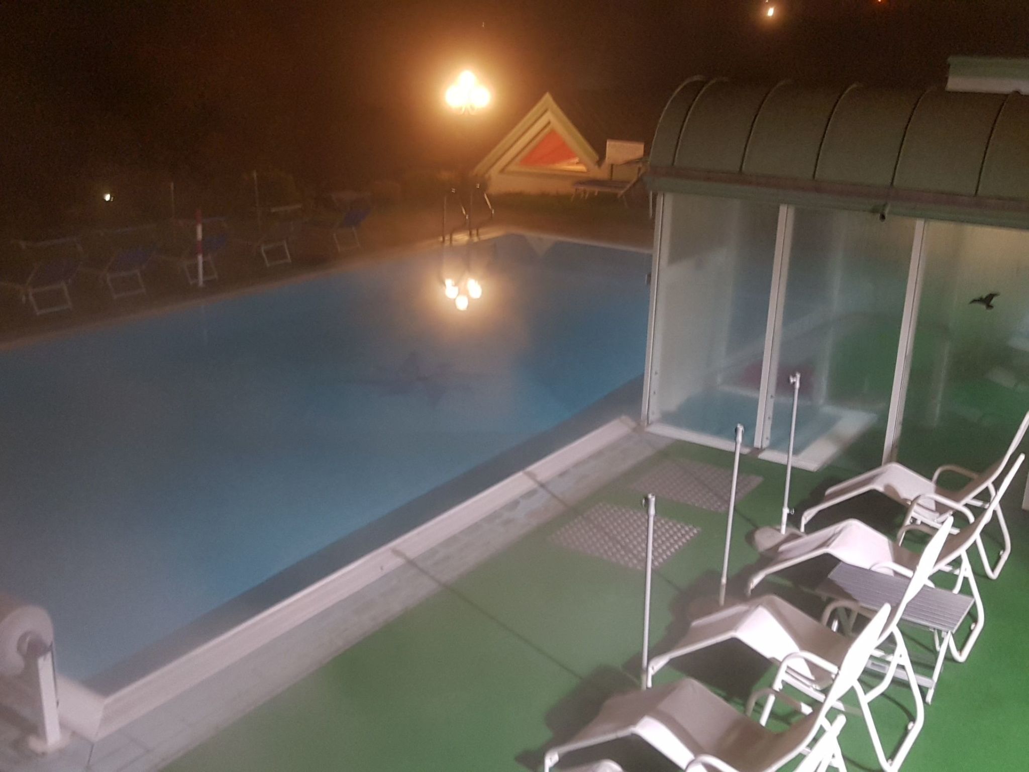 Mit Gemeinschaftspool und Terrasse-Drinnen