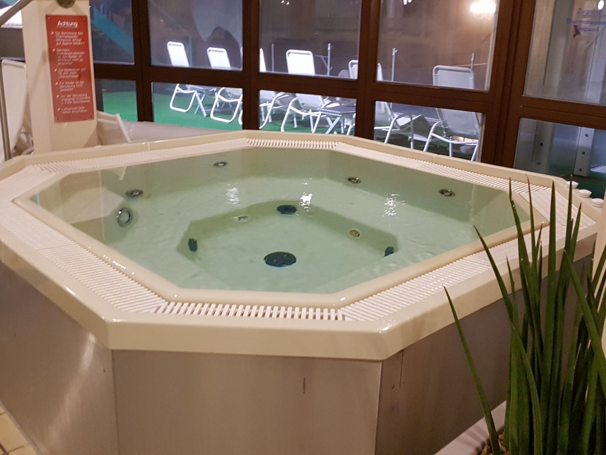 Mit Gemeinschaftspool und Terrasse-Drinnen