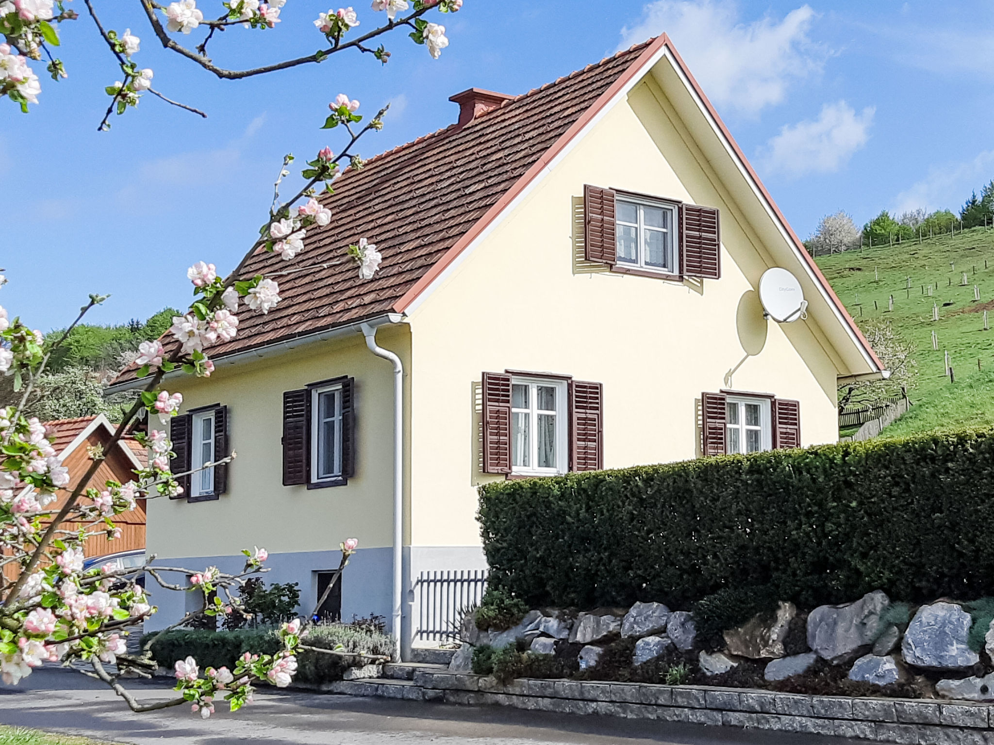 "Ferienhaus am Meißlberg", huis 3-kamers 84 m2 op 2 verdiepingen. Stijlvol ingericht: woonkamer met TV. 1 kamer met 1 2-pers bed. Open keuken (afwasmachine, 4 keramische glas kookplaten, broodrooster..