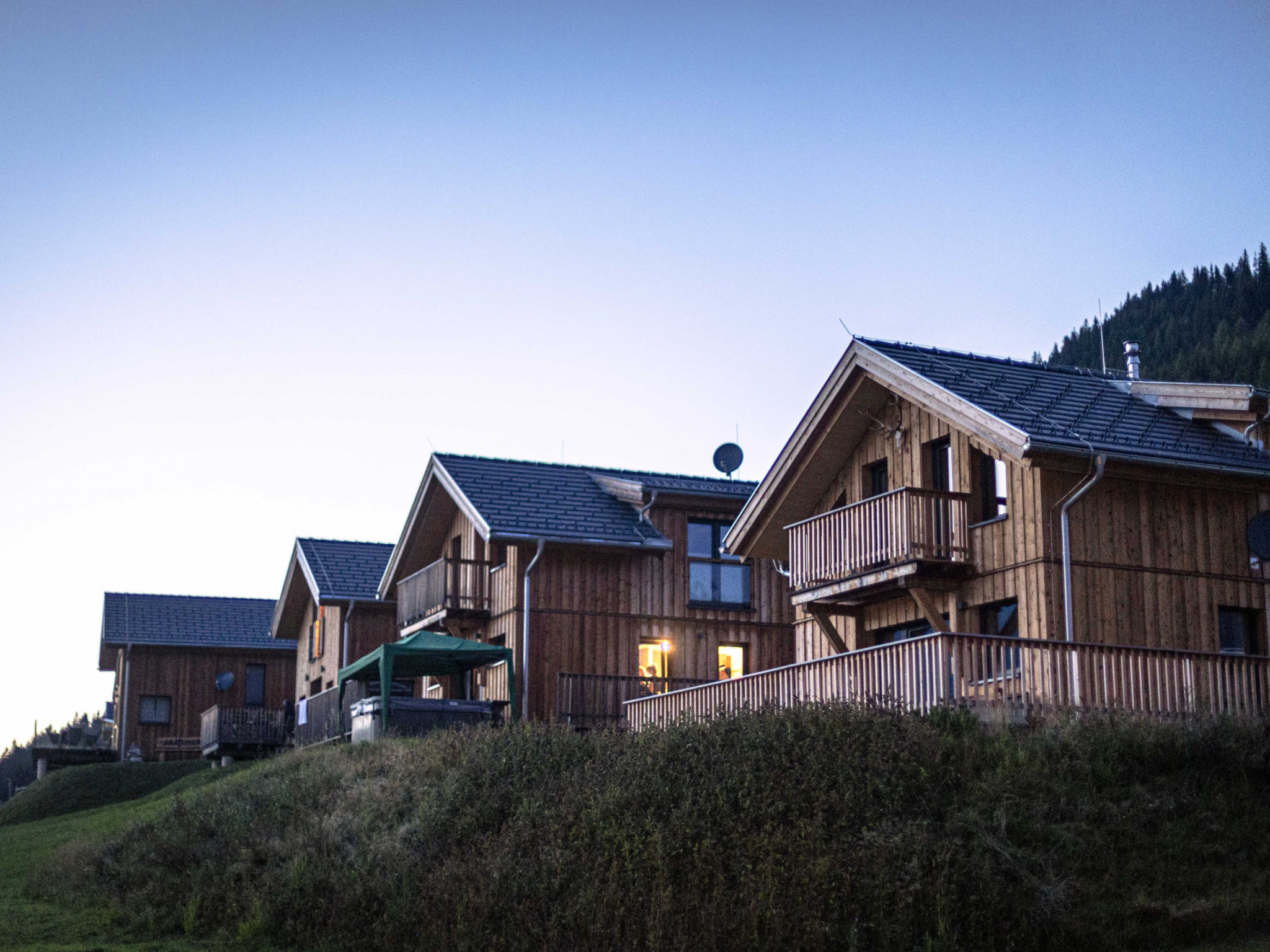 "Superior  56 mit IR-Sauna&Sprudelbad", chalet 5-kamers 120 m2 op 2 verdiepingen. Ruim en licht, comfortabel en smaakvol ingericht: hal. Woon-/eetkamer met eettafel, Sat-TV, Flatscreen TV en gaskachel..