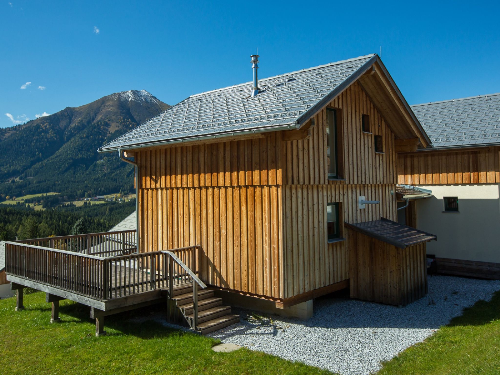 "Superior  43 mit Sprudelwanne", huis 3-kamers 70 m2 op 2 verdiepingen. Licht, comfortabel en smaakvol ingericht: open woon-/eetkamer met eettafel, Sat-TV en Flatscreen TV. 2 2-pers. kamers. Open keuk..