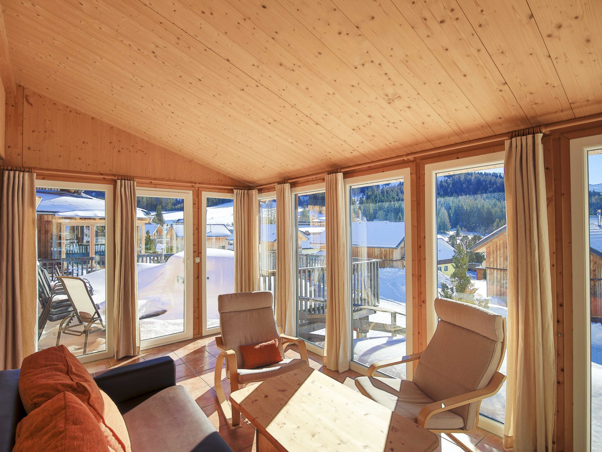 "Premium  14 mit IR-Sauna", appartement 6-kamers 145 m2. Licht, comfortabel en smaakvol ingericht: 4 2-pers. kamers. 1 kamer met 1 x 2 stapelbedden. Woon-/eetkamer met eettafel, Sat-TV en Flatscreen T..