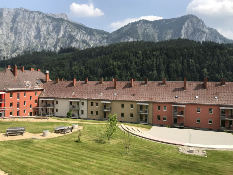 "für bis zu 8 Personen mit IR Sauna", appartement 4-kamers 87 m2. Licht, modern ingericht: 2 kamers, elke kamer heeft 1 2-pers bed. 1 kamer met 1 x 2 stapelbedden, 1 2-pers bed. Woon-/eetkamer met ee..