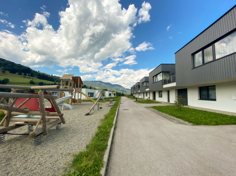"für 11 Personen mit Sauna oder IR-Sauna", 4-room chalet 130 m2. Very comfortable and tasteful furnishings: entrance hall. Living/sleeping room with 1 double sofabed, dining table, satellite TV and f..
