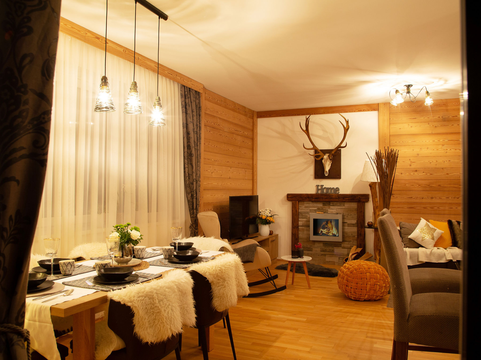 "für 11 Personen mit Sauna oder IR-Sauna", 4-room chalet 130 m2. Very comfortable and tasteful furnishings: entrance hall. Living/sleeping room with 1 double sofabed, dining table, satellite TV and f..