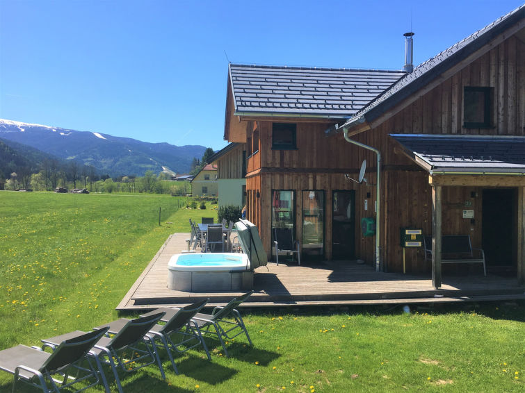 "Sonneck mit Outdoor Sprudelbad 12P", 5-Zimmer-Chalet 115 m2. Geräumig, modern und geschmackvoll eingerichtet: Wohn-/Esszimmer mit Esstisch und Sat-TV (Flachbildschirm), G-Heizofen. 2 Doppelzimmer. 2..