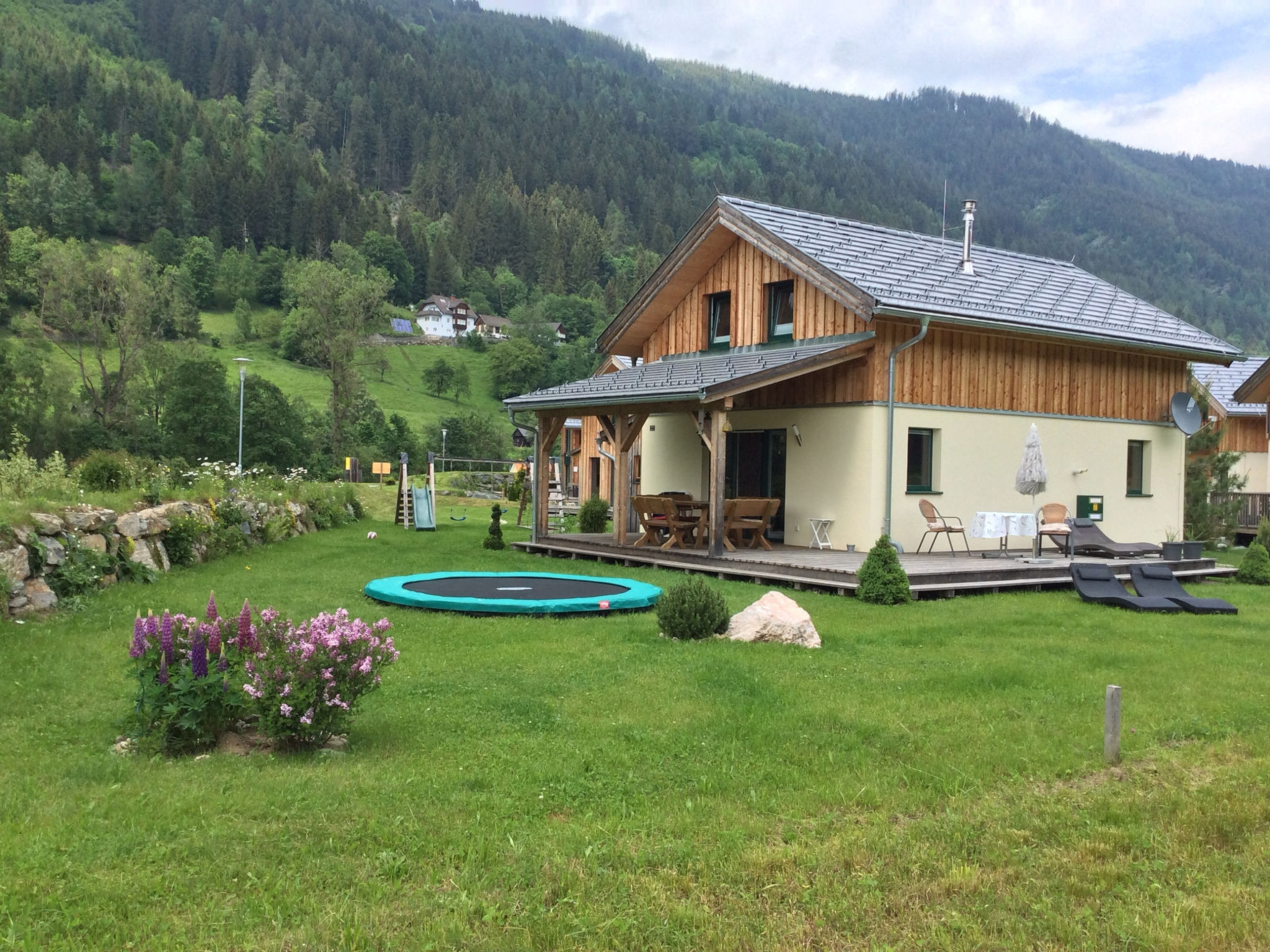"Wellness 8 P", chalet 5-kamers 100 m2. Modern en smaakvol ingericht: 3 2-pers. kamers. 1 2-pers. kamer met 1 bed. Woon-/eetkamer met zwedenkachel, eettafel, Sat-TV en Flatscreen TV. Open keuken (oven..