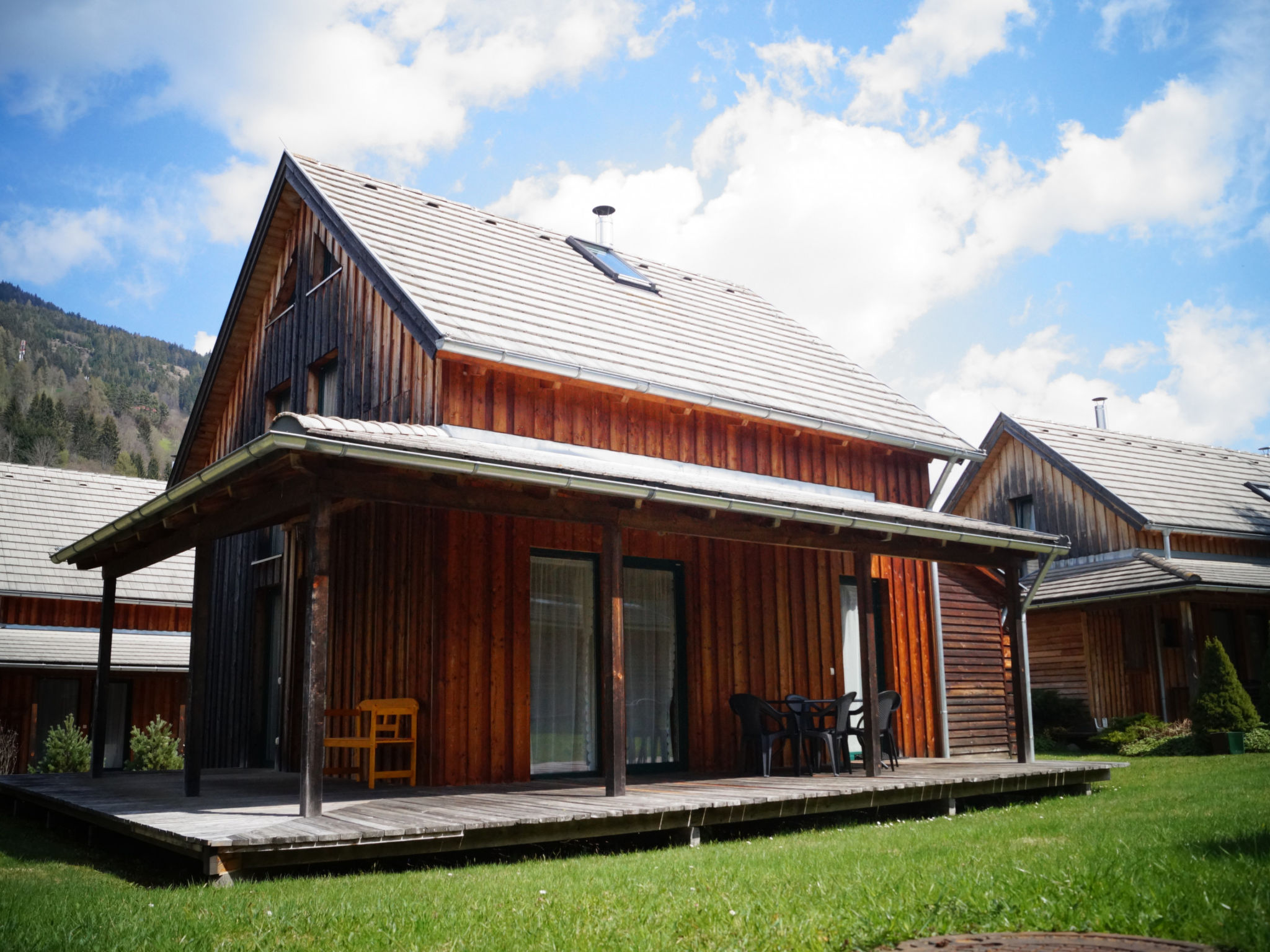 "mit 4 Schlafzimmern", huis 5-kamers 120 m2 op 2 verdiepingen. Licht, modern en gezellig ingericht: woon-/eetkamer met Sat-TV. Open keuken (oven, afwasmachine, 4 keramische glas kookplaten, magnetron,..