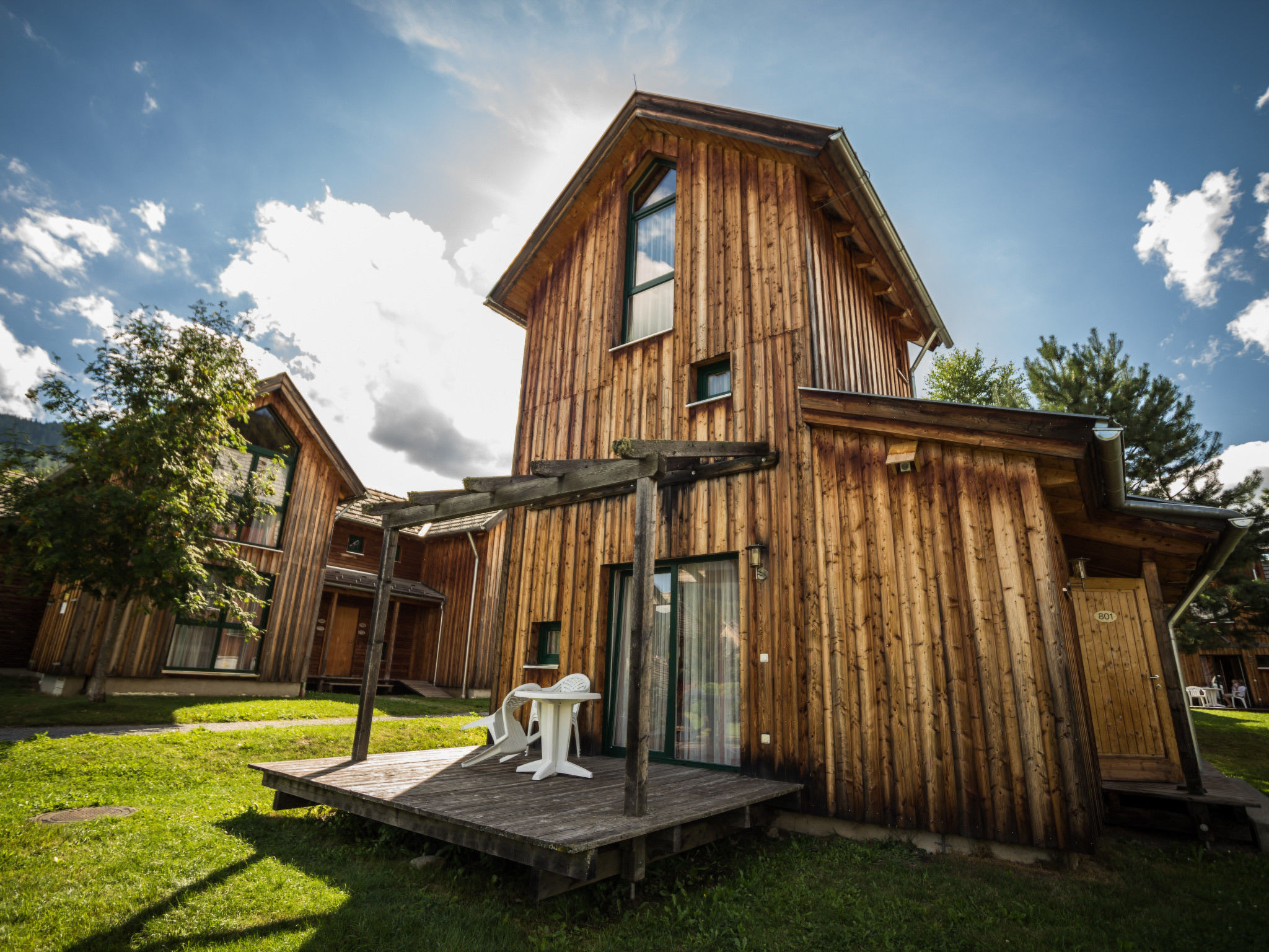 "Superior 817 bis 5 P und Gallerie", chalet 3-kamers 49 m2 op 3 verdiepingen. Licht, smaakvol ingericht: woon-/eetkamer met zwedenkachel, eethoek en TV (Flatscreen TV). Kookhoek (2-pits kookplaat, mag..