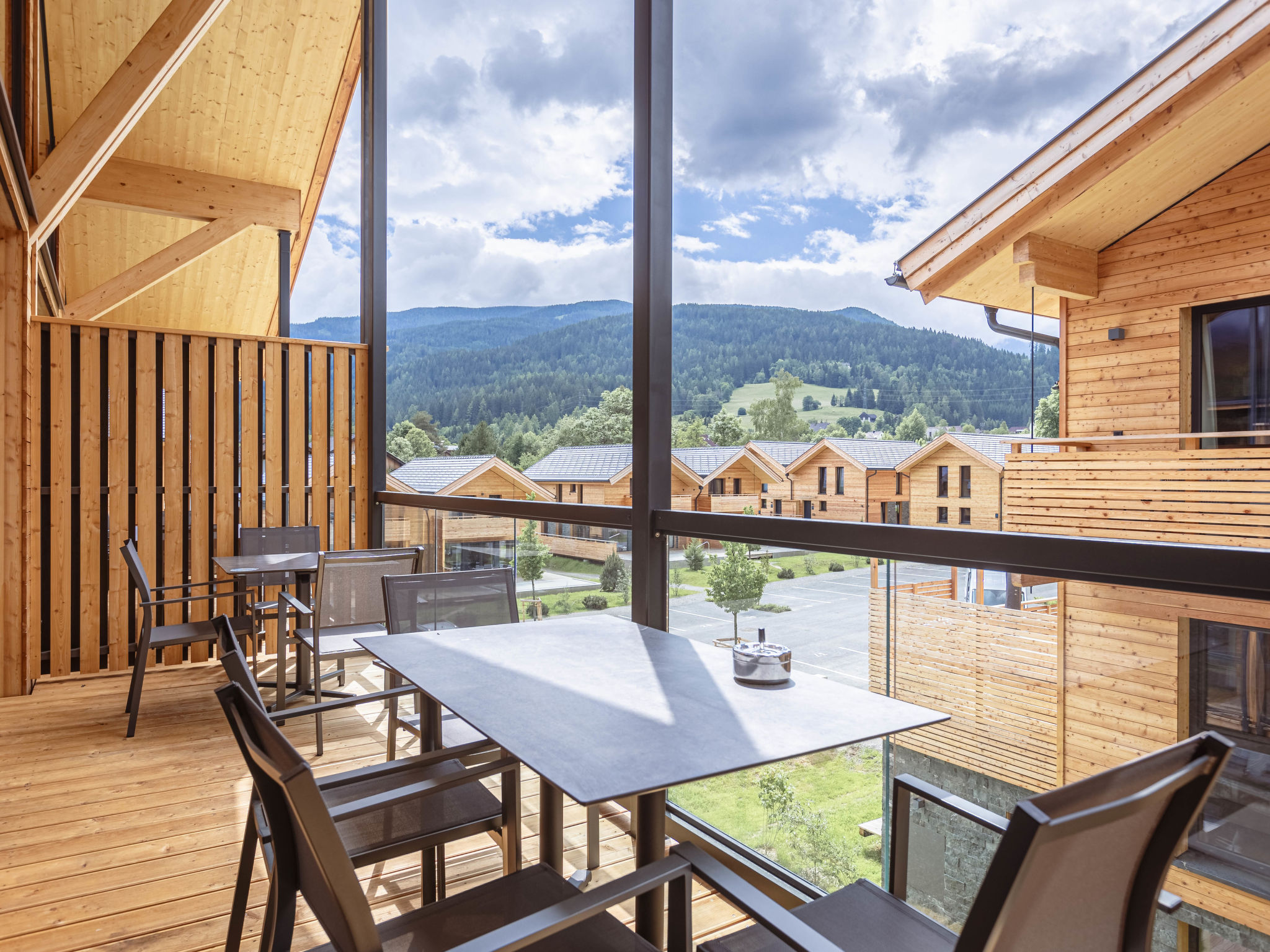 "Penthouse   3b mit Sauna&Außenbadewanne", 5-Zimmer-Wohnung 112 bis 117 m2. Geräumig und hell, komfortabel eingerichtet: Wohn-/Esszimmer mit Essecke und Sat-TV (Flachbildschirm). 1 Doppelzimmer mit ..