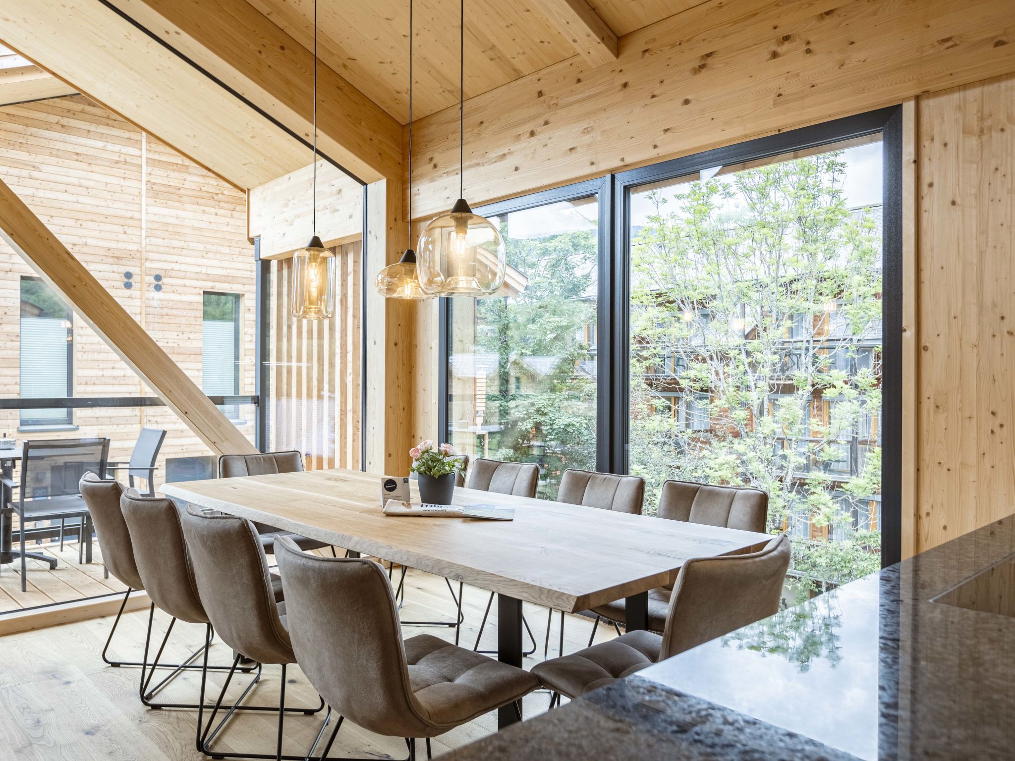 "Penthouse   3c mit Sauna&Außenbadewanne", 5-Zimmer-Wohnung 112 bis 117 m2. Geräumig und hell, geschmackvoll eingerichtet: Wohn-/Esszimmer mit Essecke und Sat-TV (Flachbildschirm). 1 Doppelzimmer mi..