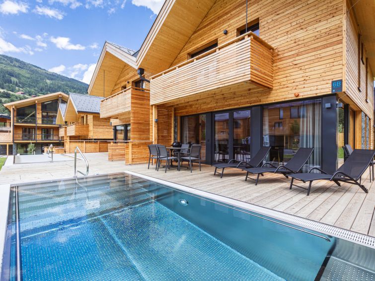 " 6a mit Sauna & Pool", 5-Zimmer-Chalet 114 m2. Geräumig und hell, geschmackvoll eingerichtet: Wohn-/Esszimmer mit Essecke und Sat-TV (Flachbildschirm). 1 Doppelzimmer mit Dusche/WC. 2 Doppelzimmer. ..