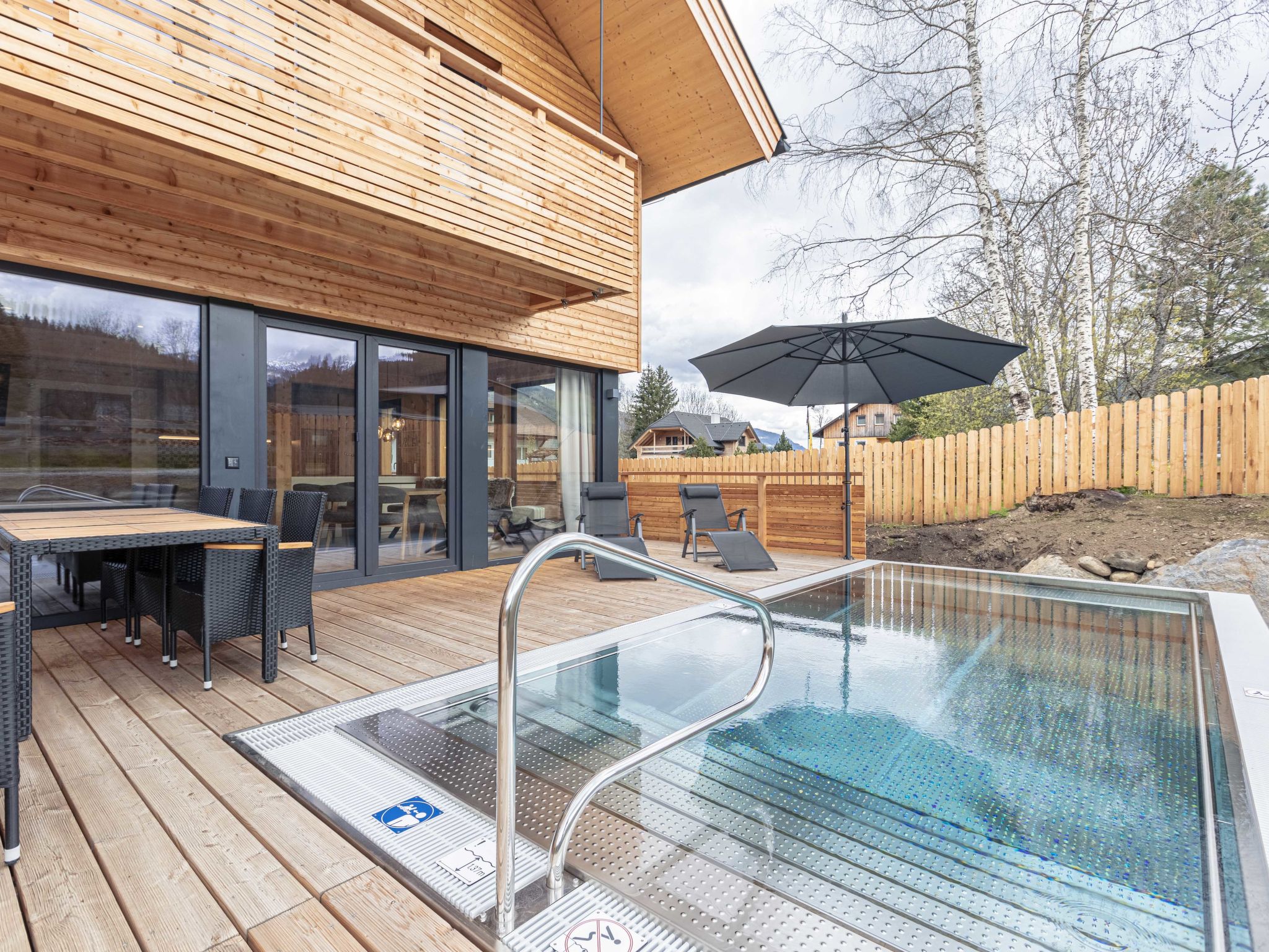 " 7b mit Sauna & Pool", 5-Zimmer-Chalet 114 m2. Geräumig und hell, geschmackvoll eingerichtet: Wohn-/Esszimmer mit Essecke und Sat-TV (Flachbildschirm). 1 Doppelzimmer mit Dusche/WC. 2 Doppelzimmer. ..