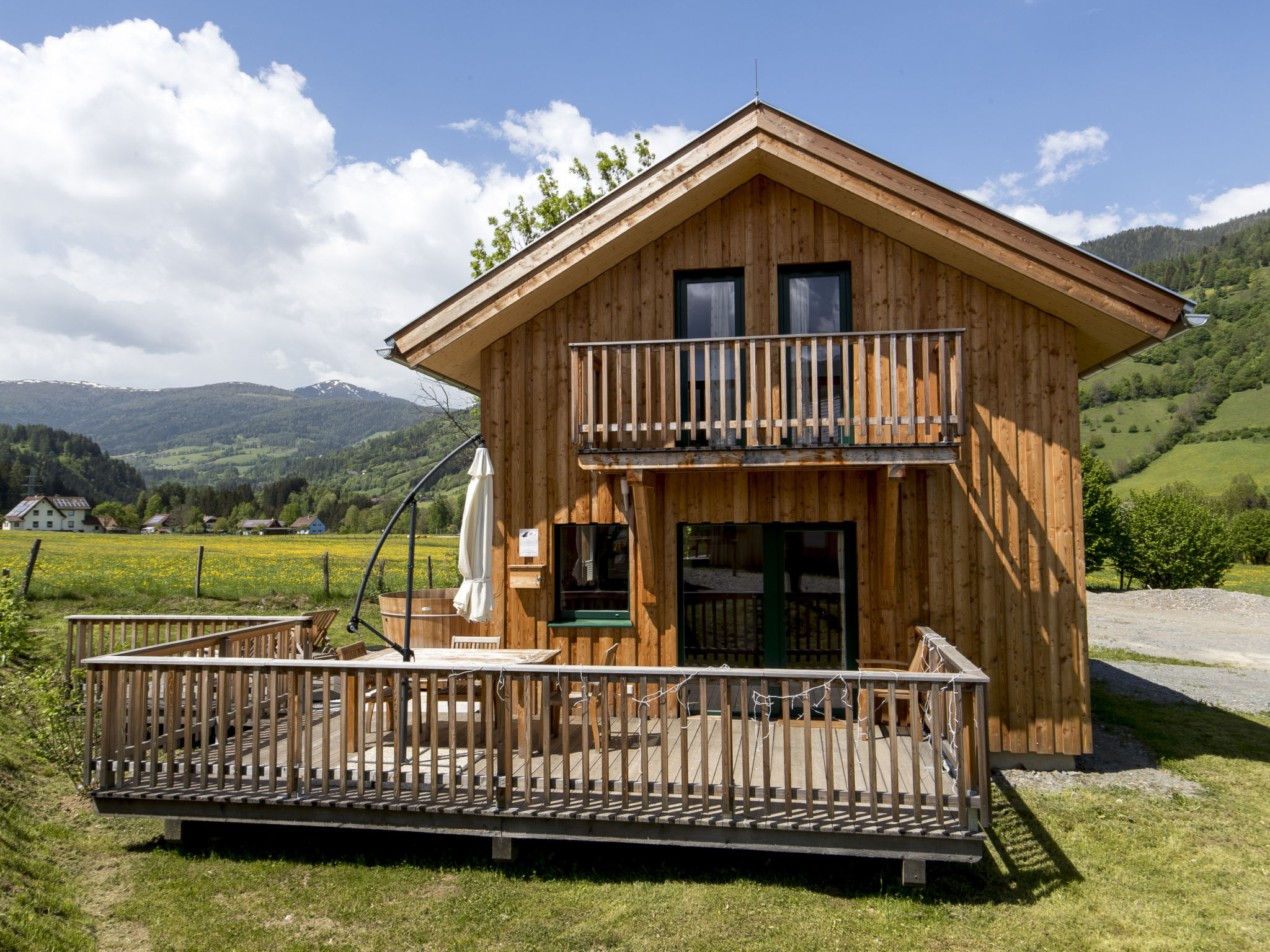 "Chalet mit 2 Schlafzimmern & IR-Sauna", chalet 3-kamers 70 m2 op 2 verdiepingen. Licht, comfortabel en met veel hout ingericht: hal. Woon-/eetkamer met eettafel en Sat-TV (Flatscreen TV). 2 2-pers. k..