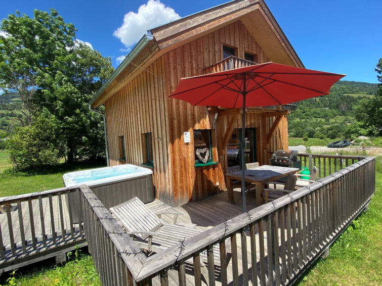 "mit 2 SZ,Sauna o.IR-Sauna+Sprudelbad", 3-Zimmer-Chalet 70 m2 auf 2 Stockwerken. Hell, komfortabel und mit viel Holz eingerichtet: Eingang. Wohn-/Esszimmer mit Schwedenofen, Esstisch und Sat-TV (Flach..