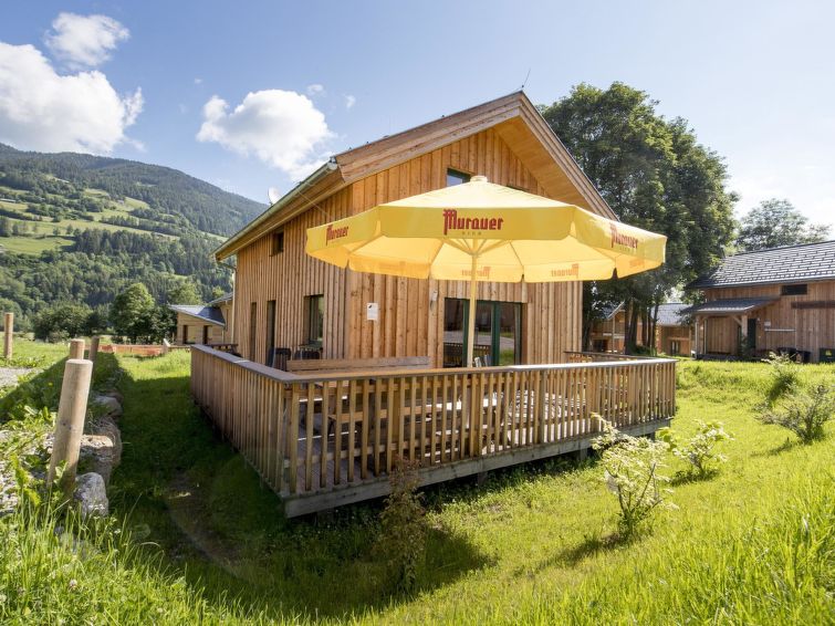 "Chalet mit 4 Schlafzimmern", chalet 5-kamers 100 m2 op 2 verdiepingen. Licht, comfortabel en met veel hout ingericht: hal. Woon-/eetkamer met eettafel en Sat-TV (Flatscreen TV). 3 2-pers. kamers. 1 k..