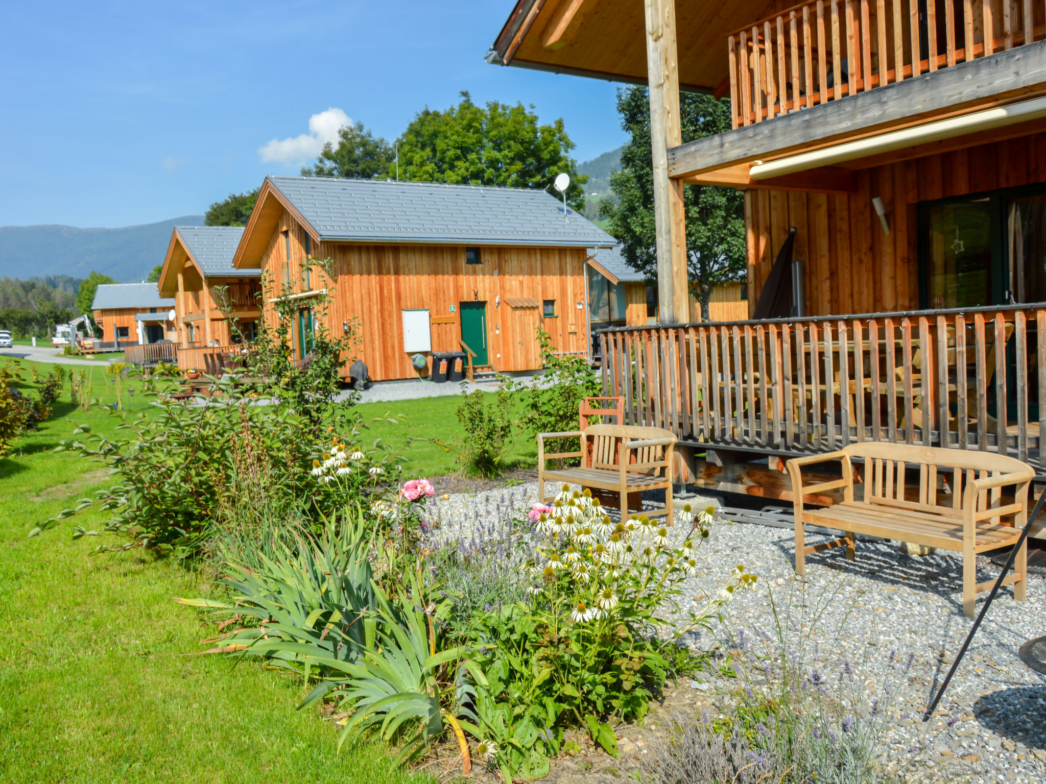 "Premium mit 5 SZ,Sauna o IR-Sauna+SP", chalet 6-kamers 150 m2 op 2 verdiepingen. Licht, comfortabel en met veel hout ingericht: woon-/eetkamer met eettafel en Sat-TV (Flatscreen TV). 5 2-pers. kamers..