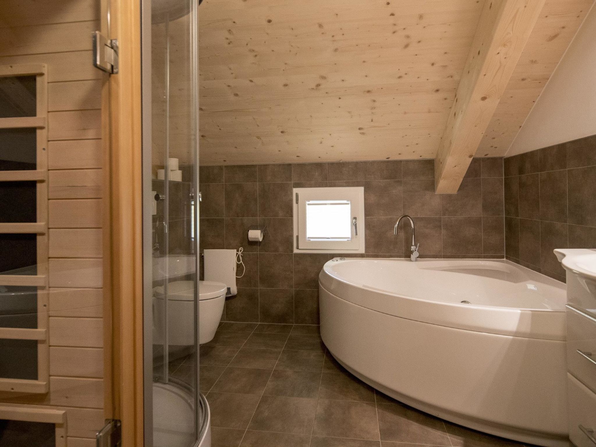 mit 4 Schlafzimmern & IR-Sauna - Image 4